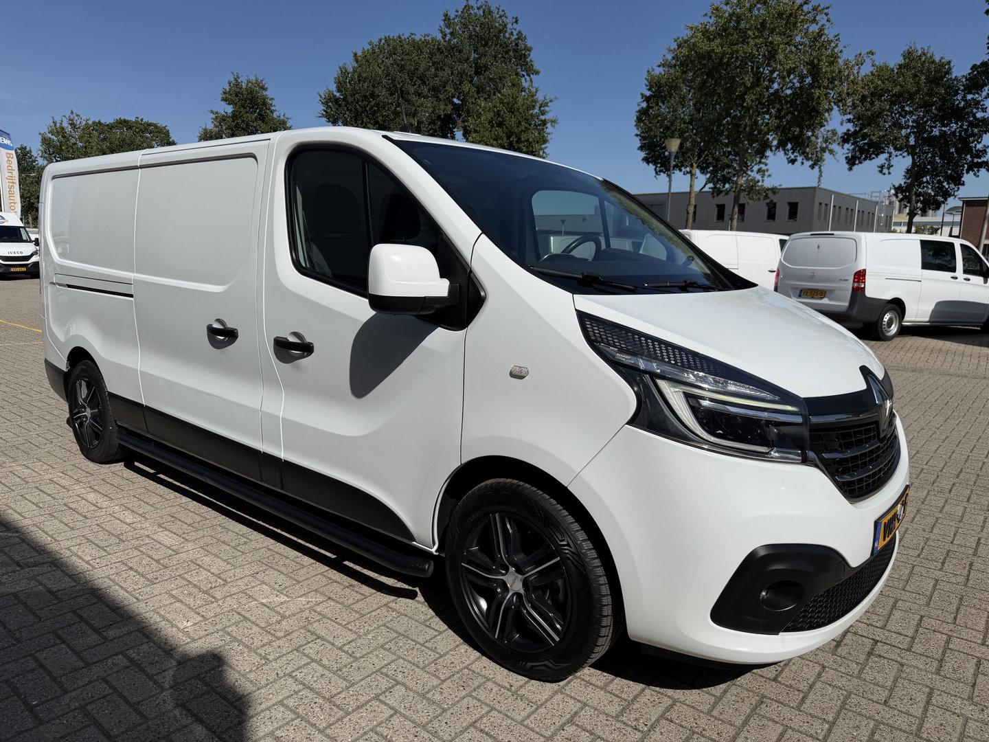 Renault Trafic 2.0 dCi 120pk T29 L2H1 Comfort / vaste prijs rijklaar € 19.950 ex btw / euro 6 / bpm vrij / lease vanaf € 336 / airco / cruise / navi / camera / lichtmetalen velgen / nieuwe koppeling !