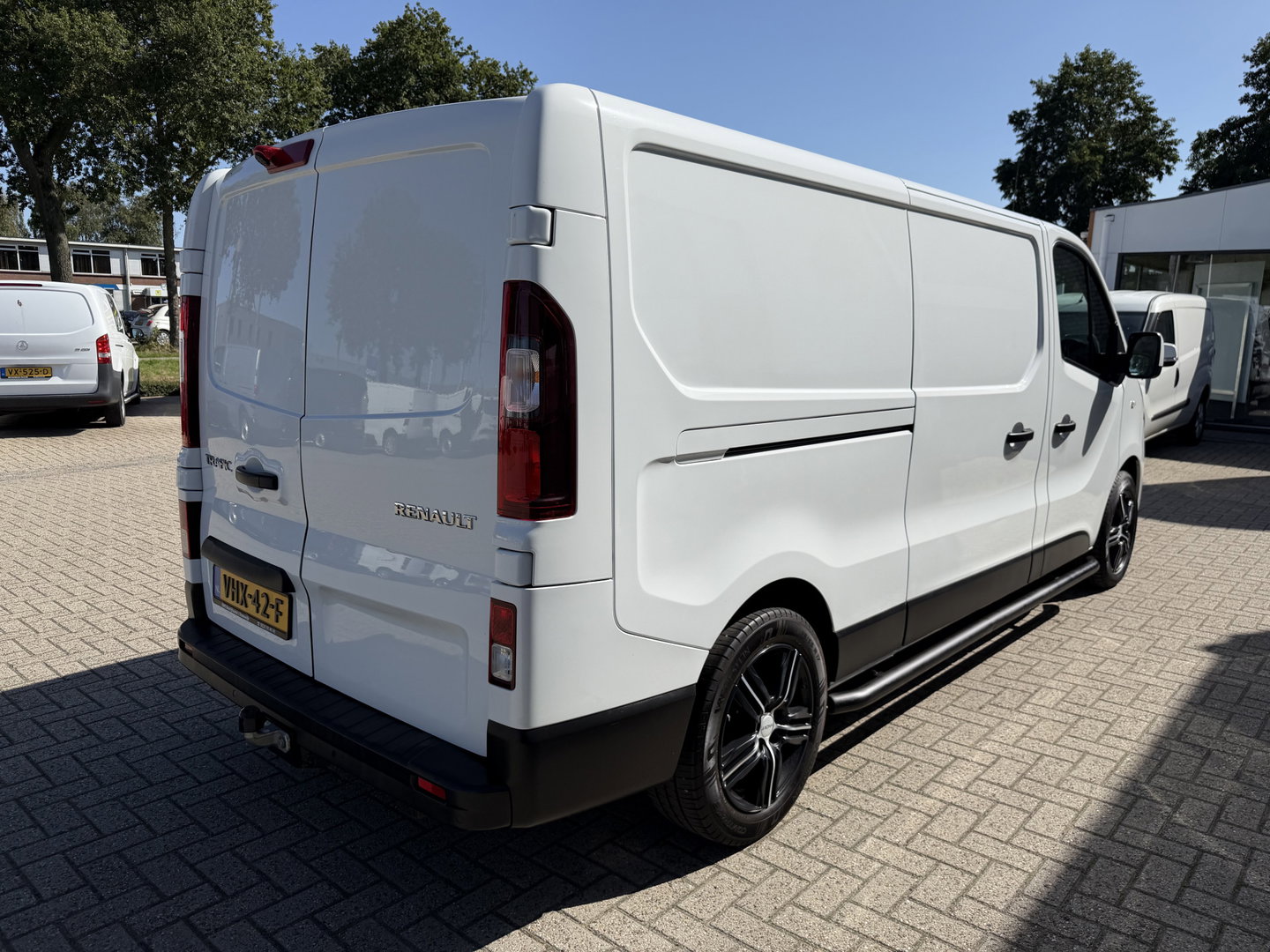 Renault Trafic 2.0 dCi 120pk T29 L2H1 Comfort / vaste prijs rijklaar € 19.950 ex btw / euro 6 / bpm vrij / lease vanaf € 336 / airco / cruise / navi / camera / lichtmetalen velgen / nieuwe koppeling !