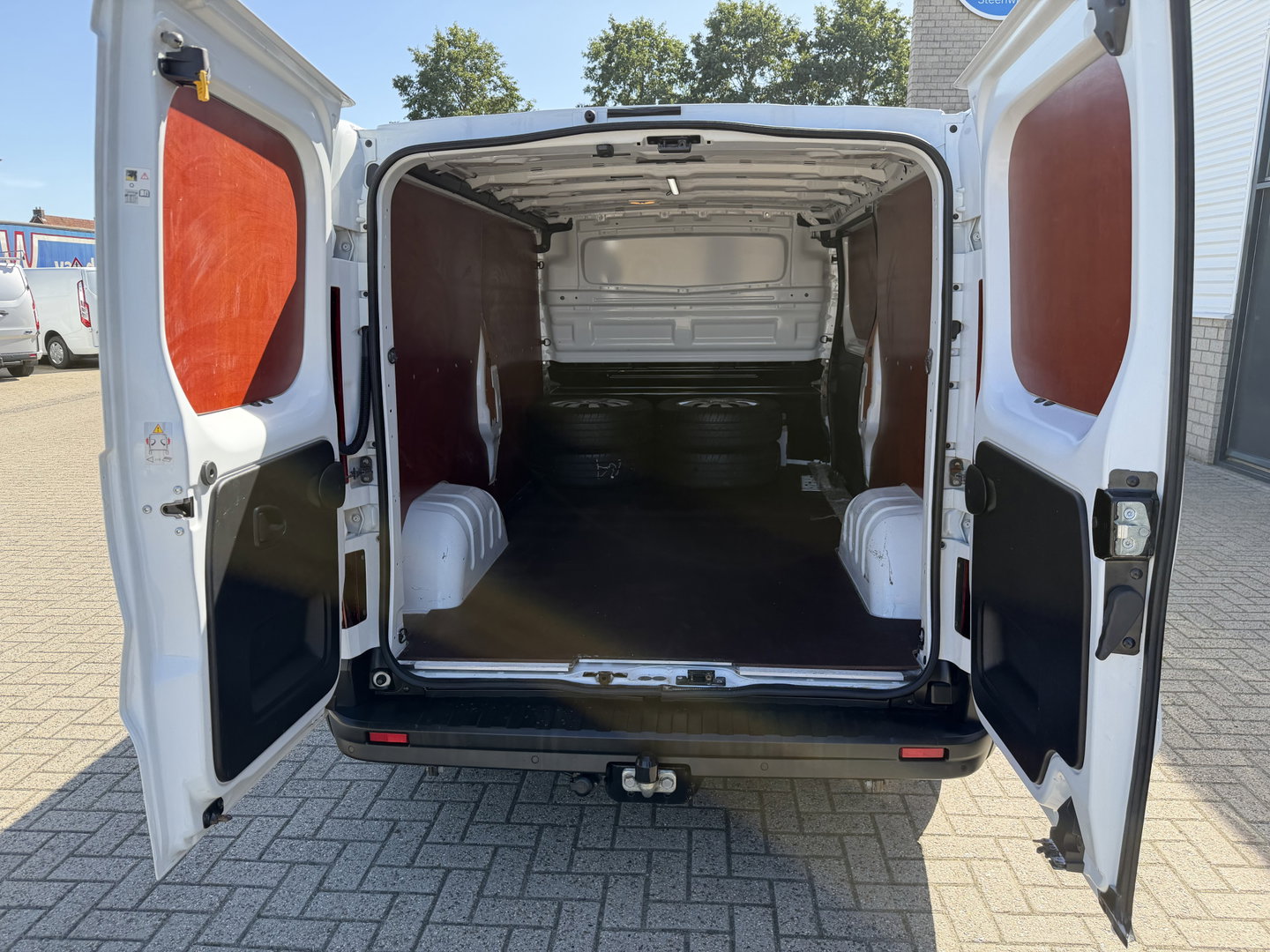Renault Trafic 2.0 dCi 120pk T29 L2H1 Comfort / vaste prijs rijklaar € 19.950 ex btw / euro 6 / bpm vrij / lease vanaf € 336 / airco / cruise / navi / camera / lichtmetalen velgen / nieuwe koppeling !