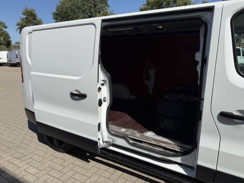 Renault Trafic 2.0 dCi 120pk T29 L2H1 Comfort / vaste prijs rijklaar € 19.950 ex btw / euro 6 / bpm vrij / lease vanaf € 336 / airco / cruise / navi / camera / lichtmetalen velgen / nieuwe koppeling !