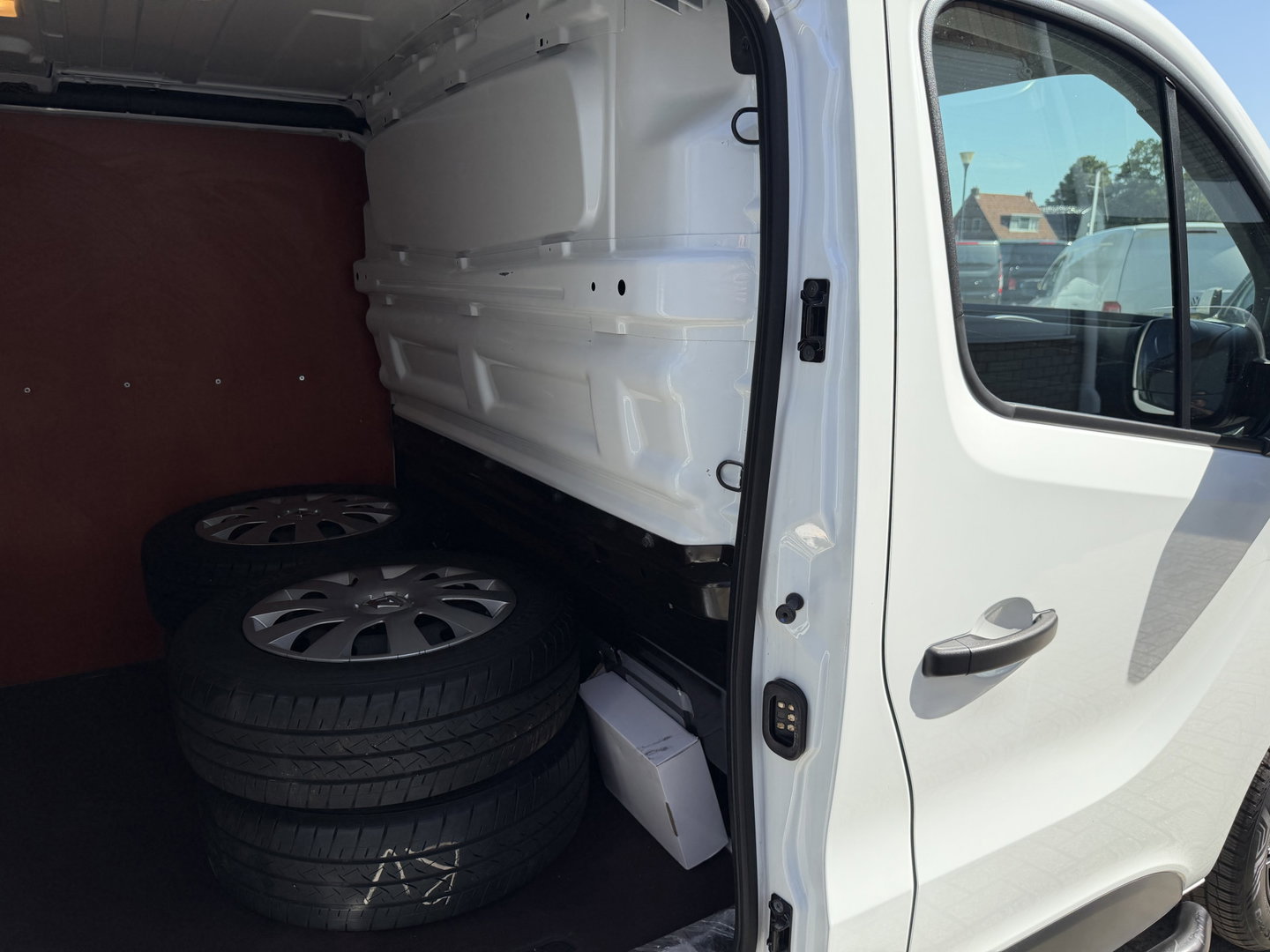 Renault Trafic 2.0 dCi 120pk T29 L2H1 Comfort / vaste prijs rijklaar € 19.950 ex btw / euro 6 / bpm vrij / lease vanaf € 336 / airco / cruise / navi / camera / lichtmetalen velgen / nieuwe koppeling !