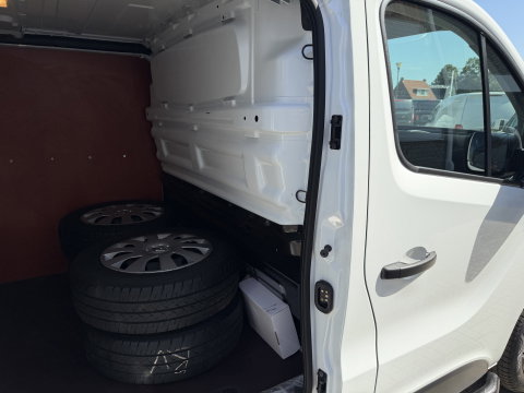 Renault Trafic 2.0 dCi 120pk T29 L2H1 Comfort / vaste prijs rijklaar € 19.950 ex btw / euro 6 / bpm vrij / lease vanaf € 336 / airco / cruise / navi / camera / lichtmetalen velgen / nieuwe koppeling !
