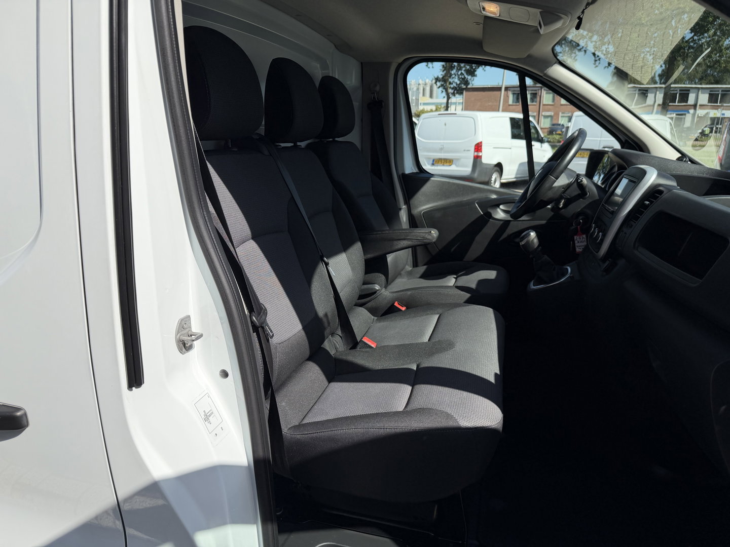 Renault Trafic 2.0 dCi 120pk T29 L2H1 Comfort / vaste prijs rijklaar € 19.950 ex btw / euro 6 / bpm vrij / lease vanaf € 336 / airco / cruise / navi / camera / lichtmetalen velgen / nieuwe koppeling !