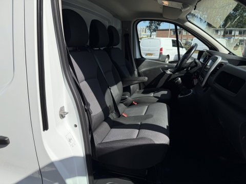 Renault Trafic 2.0 dCi 120pk T29 L2H1 Comfort / vaste prijs rijklaar € 19.950 ex btw / euro 6 / bpm vrij / lease vanaf € 336 / airco / cruise / navi / camera / lichtmetalen velgen / nieuwe koppeling !