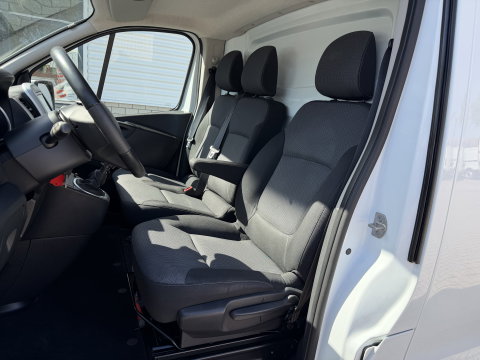 Renault Trafic 2.0 dCi 120pk T29 L2H1 Comfort / vaste prijs rijklaar € 19.950 ex btw / euro 6 / bpm vrij / lease vanaf € 336 / airco / cruise / navi / camera / lichtmetalen velgen / nieuwe koppeling !