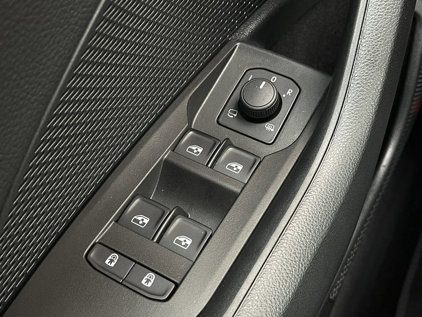 Škoda Octavia Combi 1.5 TSI Business Edition Plus | Elektrisch wegklapbare trekhaak | Keyless Go/Entry | Apple Carplay | Airco | Achteruitrijcamera | Stuurverwarming |