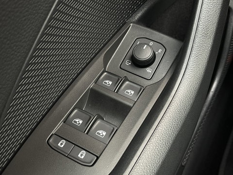 Škoda Octavia Combi 1.5 TSI Business Edition Plus | Elektrisch wegklapbare trekhaak | Keyless Go/Entry | Apple Carplay | Airco | Achteruitrijcamera | Stuurverwarming |