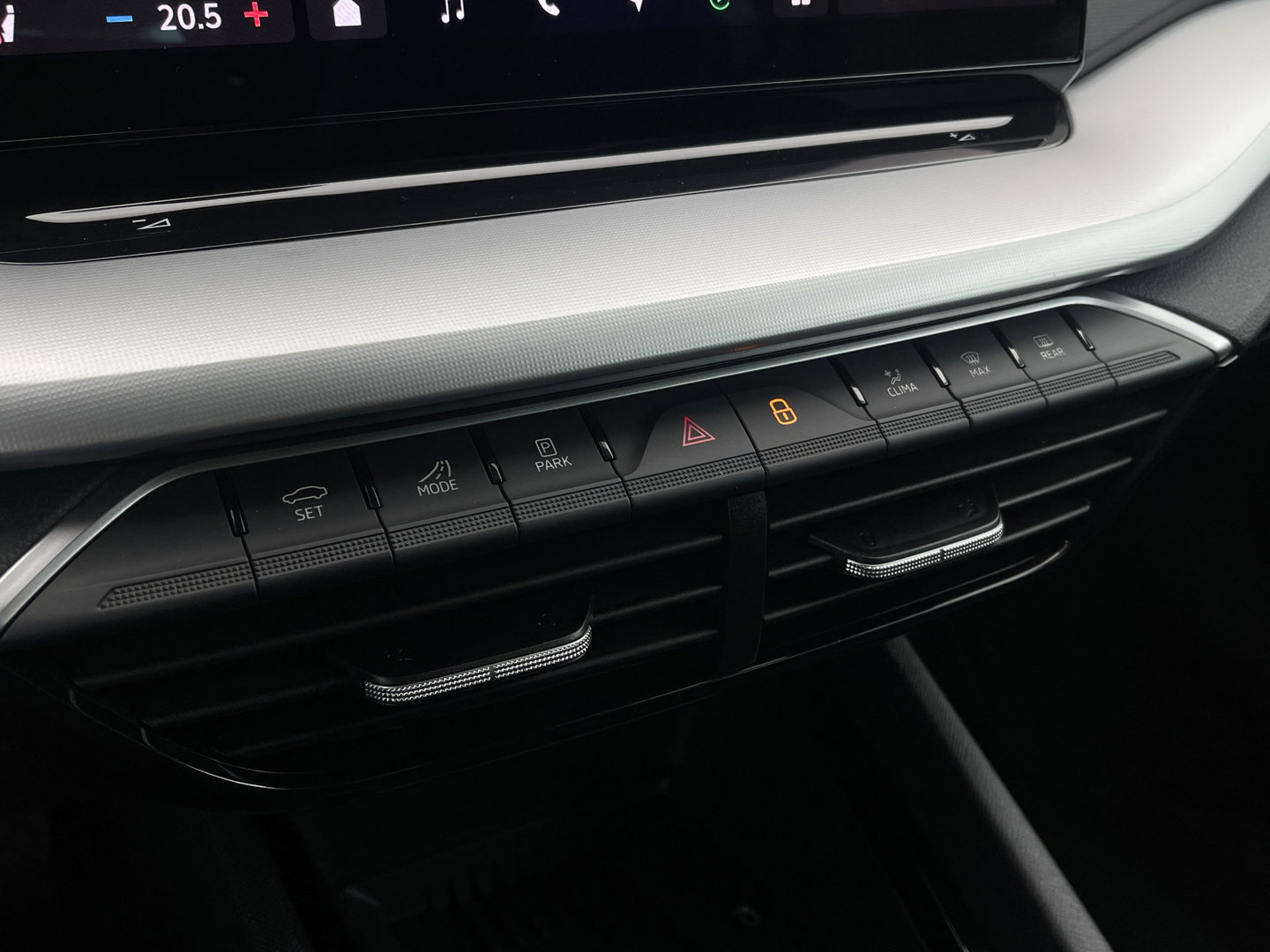 Škoda Octavia Combi 1.5 TSI Business Edition Plus | Elektrisch wegklapbare trekhaak | Keyless Go/Entry | Apple Carplay | Airco | Achteruitrijcamera | Stuurverwarming |