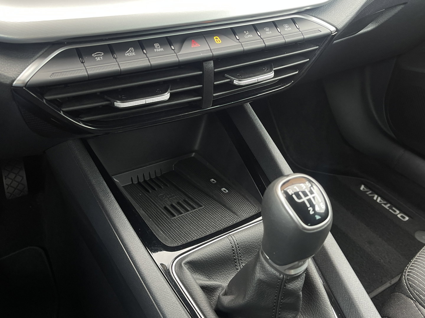 Škoda Octavia Combi 1.5 TSI Business Edition Plus | Elektrisch wegklapbare trekhaak | Keyless Go/Entry | Apple Carplay | Airco | Achteruitrijcamera | Stuurverwarming |