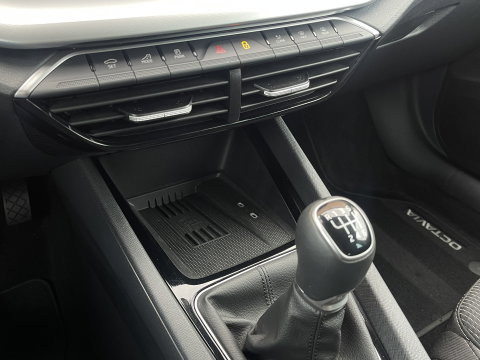 Škoda Octavia Combi 1.5 TSI Business Edition Plus | Elektrisch wegklapbare trekhaak | Keyless Go/Entry | Apple Carplay | Airco | Achteruitrijcamera | Stuurverwarming |