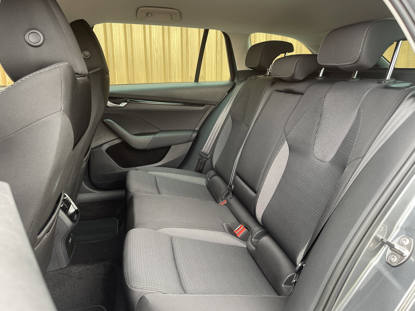 Škoda Octavia Combi 1.5 TSI Business Edition Plus | Elektrisch wegklapbare trekhaak | Keyless Go/Entry | Apple Carplay | Airco | Achteruitrijcamera | Stuurverwarming |