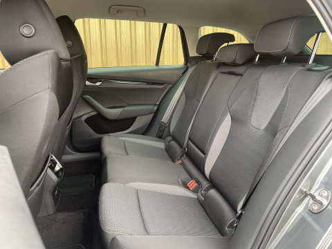 Škoda Octavia Combi 1.5 TSI Business Edition Plus | Elektrisch wegklapbare trekhaak | Keyless Go/Entry | Apple Carplay | Airco | Achteruitrijcamera | Stuurverwarming |
