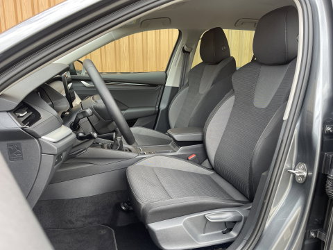 Škoda Octavia Combi 1.5 TSI Business Edition Plus | Elektrisch wegklapbare trekhaak | Keyless Go/Entry | Apple Carplay | Airco | Achteruitrijcamera | Stuurverwarming |