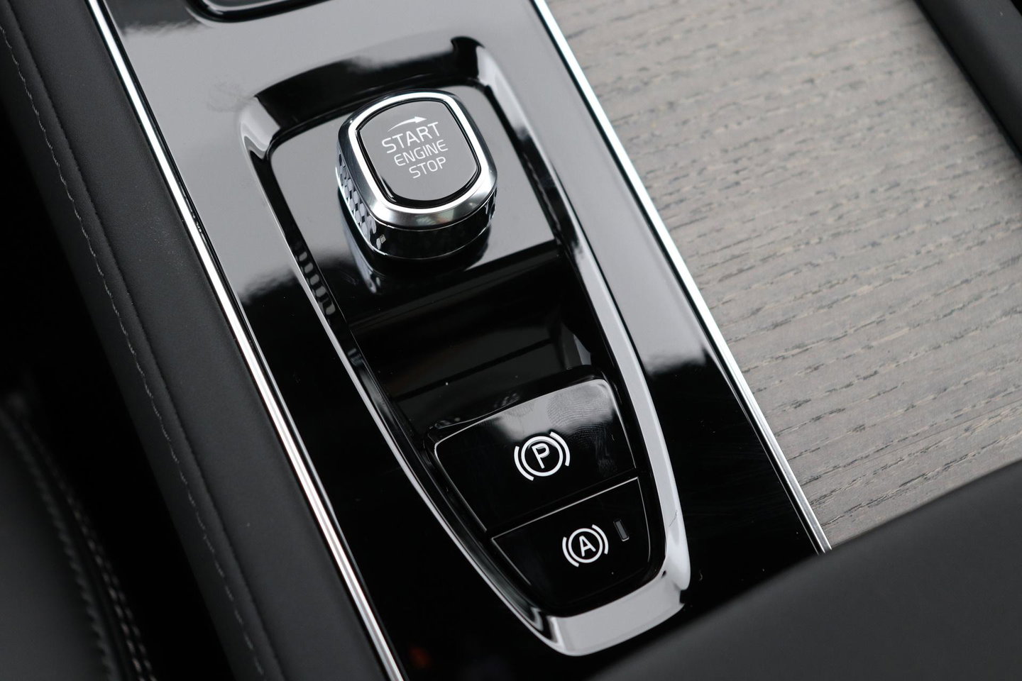Volvo XC90 T8 Ultra Dark | Bowers&Wilkins | Luchtvering | Panoramadak | Trekhaak | 360° Camera | Massage | Head-Up | 22 Inch