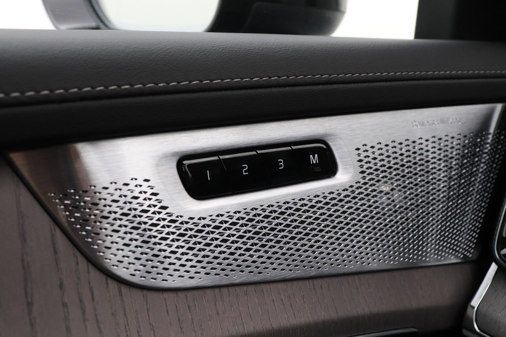 Volvo XC90 T8 Ultra Dark | Bowers&Wilkins | Luchtvering | Panoramadak | Trekhaak | 360° Camera | Massage | Head-Up | 22 Inch