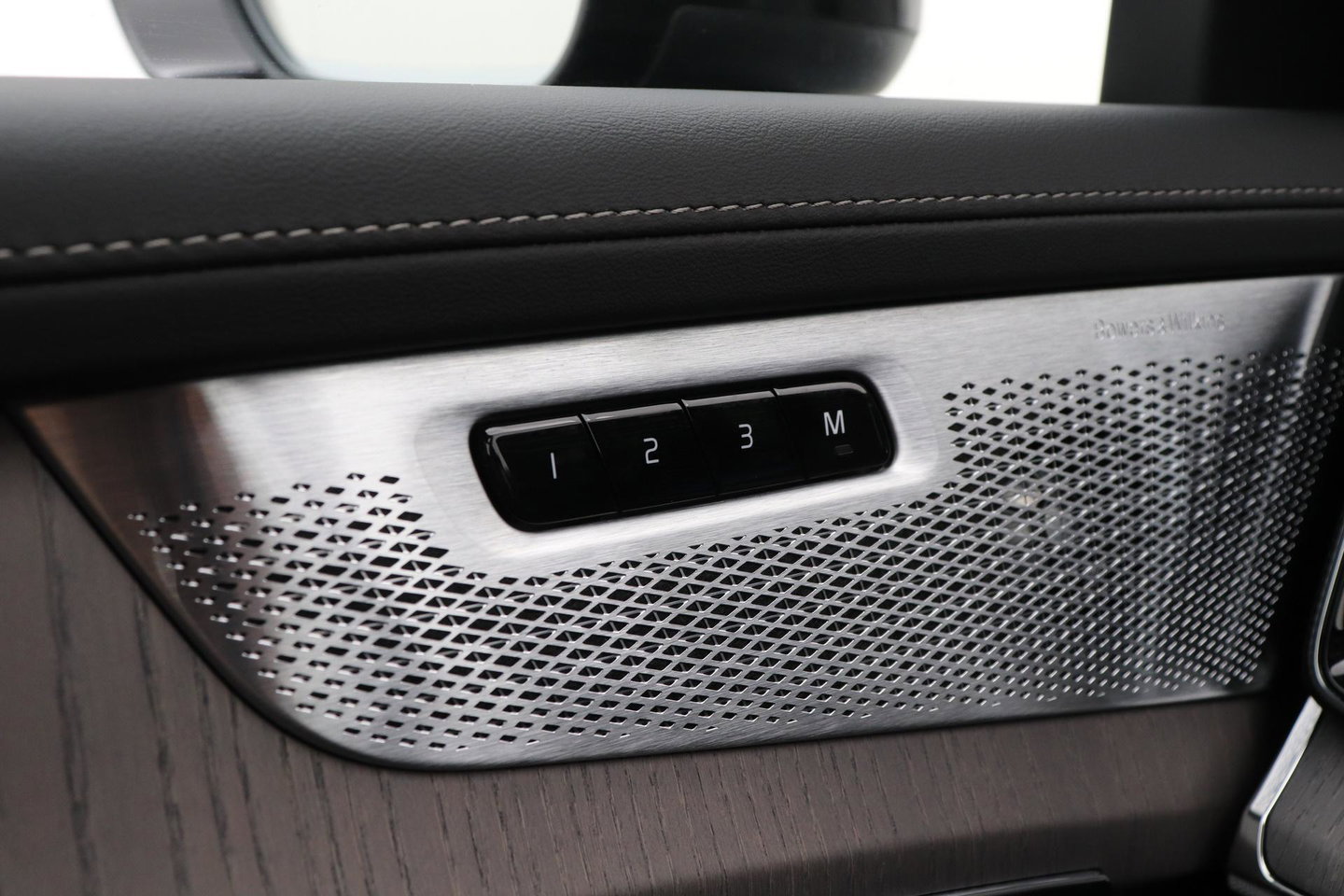 Volvo XC90 T8 Ultra Dark | Bowers&Wilkins | Luchtvering | Panoramadak | Trekhaak | 360° Camera | Massage | Head-Up | 22 Inch