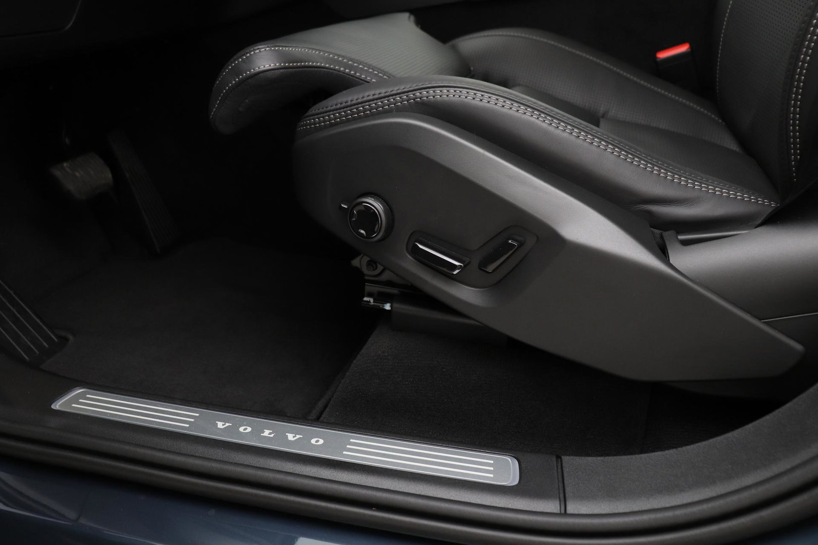 Volvo XC90 T8 Ultra Dark | Bowers&Wilkins | Luchtvering | Panoramadak | Trekhaak | 360° Camera | Massage | Head-Up | 22 Inch