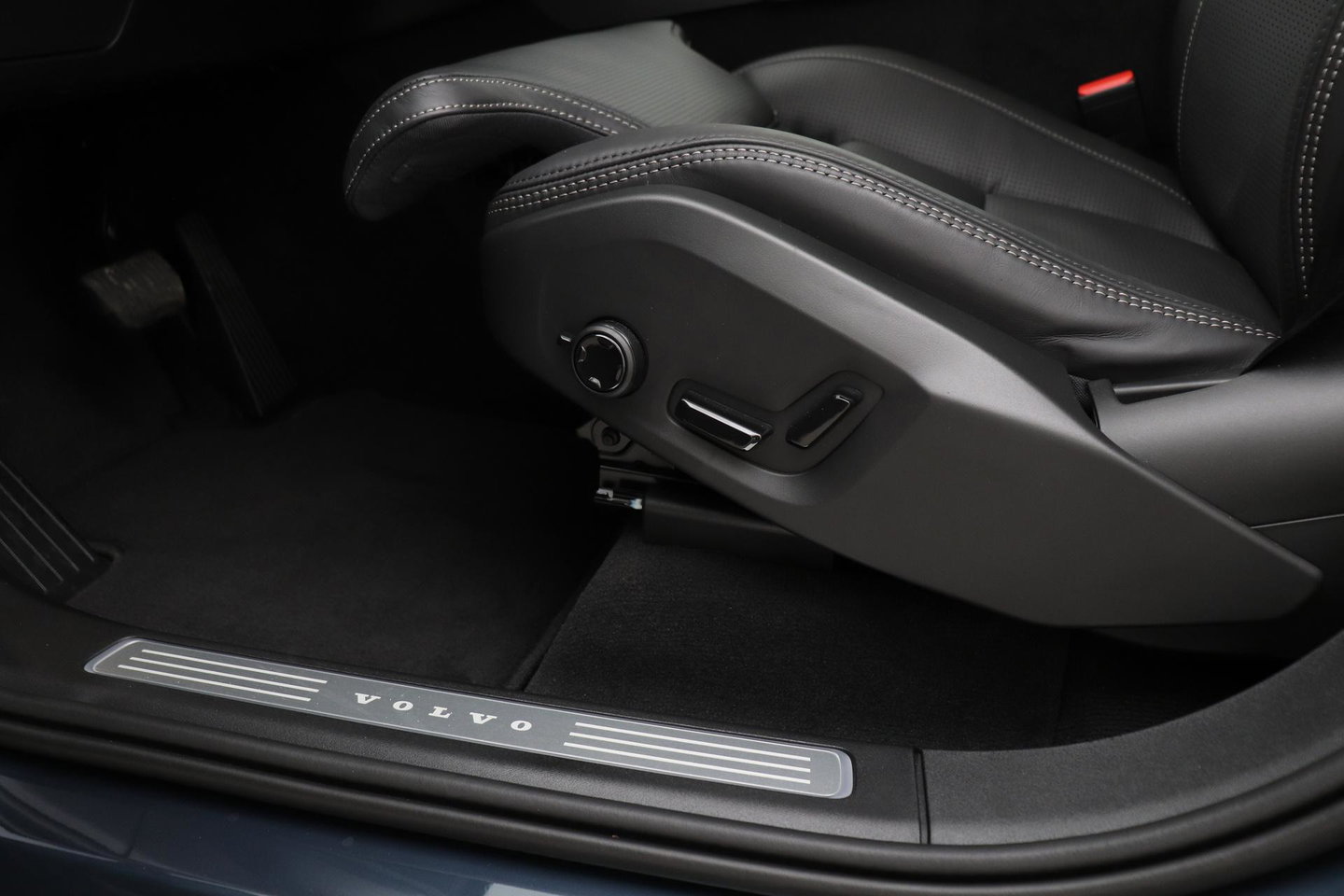 Volvo XC90 T8 Ultra Dark | Bowers&Wilkins | Luchtvering | Panoramadak | Trekhaak | 360° Camera | Massage | Head-Up | 22 Inch