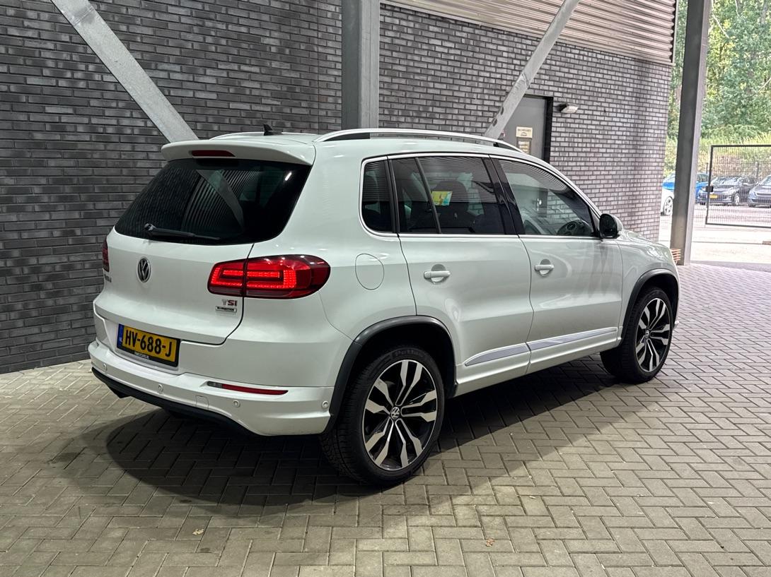 Volkswagen Tiguan 1.4 TSI R-Line Edition | Panoramadak | Stoelverwarming | R-Line | 19 Inch | Xenon | Park Assist | Navigatie | Getint Glas