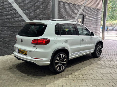 Volkswagen Tiguan 1.4 TSI R-Line Edition | Panoramadak | Stoelverwarming | R-Line | 19 Inch | Xenon | Park Assist | Navigatie | Getint Glas