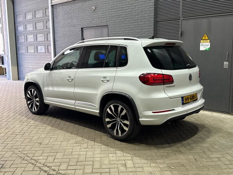 Volkswagen Tiguan 1.4 TSI R-Line Edition | Panoramadak | Stoelverwarming | R-Line | 19 Inch | Xenon | Park Assist | Navigatie | Getint Glas