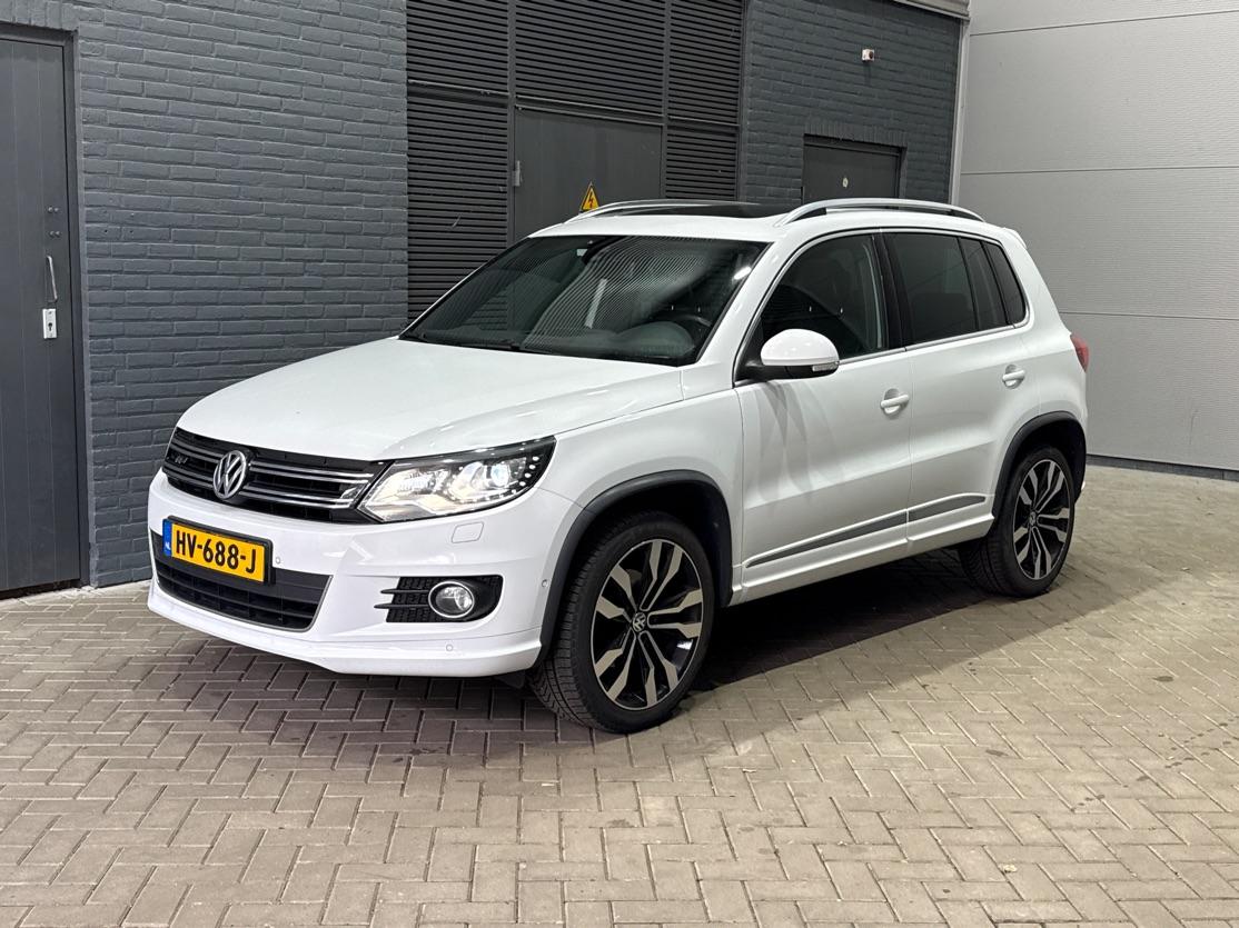 Volkswagen Tiguan 1.4 TSI R-Line Edition | Panoramadak | Stoelverwarming | R-Line | 19 Inch | Xenon | Park Assist | Navigatie | Getint Glas