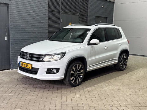 Volkswagen Tiguan 1.4 TSI R-Line Edition | Panoramadak | Stoelverwarming | R-Line | 19 Inch | Xenon | Park Assist | Navigatie | Getint Glas