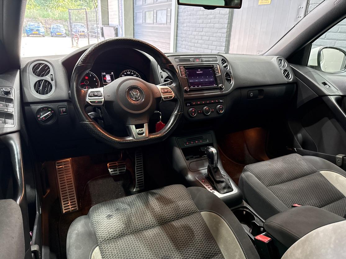 Volkswagen Tiguan 1.4 TSI R-Line Edition | Panoramadak | Stoelverwarming | R-Line | 19 Inch | Xenon | Park Assist | Navigatie | Getint Glas