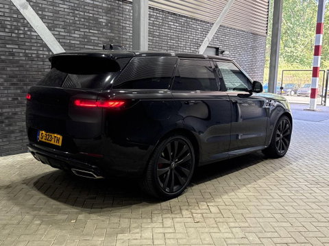 Land Rover Range Rover Sport 3.0 P510e First Edition | Luchtvering | Panoramadak | Achterasbesturing | Koelbox | 360° Camera | Massage + Ventilatiestoelen | 23 Inch