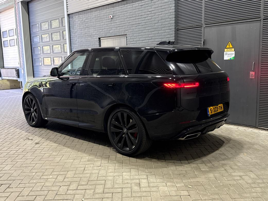 Land Rover Range Rover Sport 3.0 P510e First Edition | Luchtvering | Panoramadak | Achterasbesturing | Koelbox | 360° Camera | Massage + Ventilatiestoelen | 23 Inch