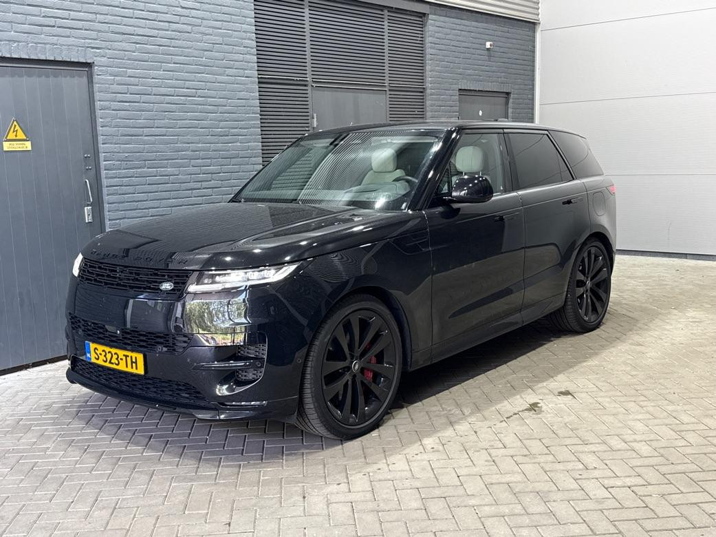 Land Rover Range Rover Sport 3.0 P510e First Edition | Luchtvering | Panoramadak | Achterasbesturing | Koelbox | 360° Camera | Massage + Ventilatiestoelen | 23 Inch