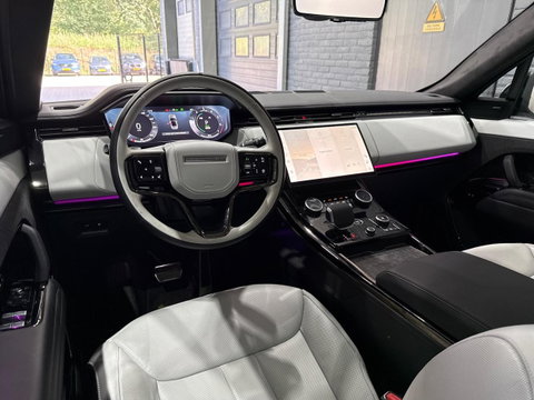Land Rover Range Rover Sport 3.0 P510e First Edition | Luchtvering | Panoramadak | Achterasbesturing | Koelbox | 360° Camera | Massage + Ventilatiestoelen | 23 Inch