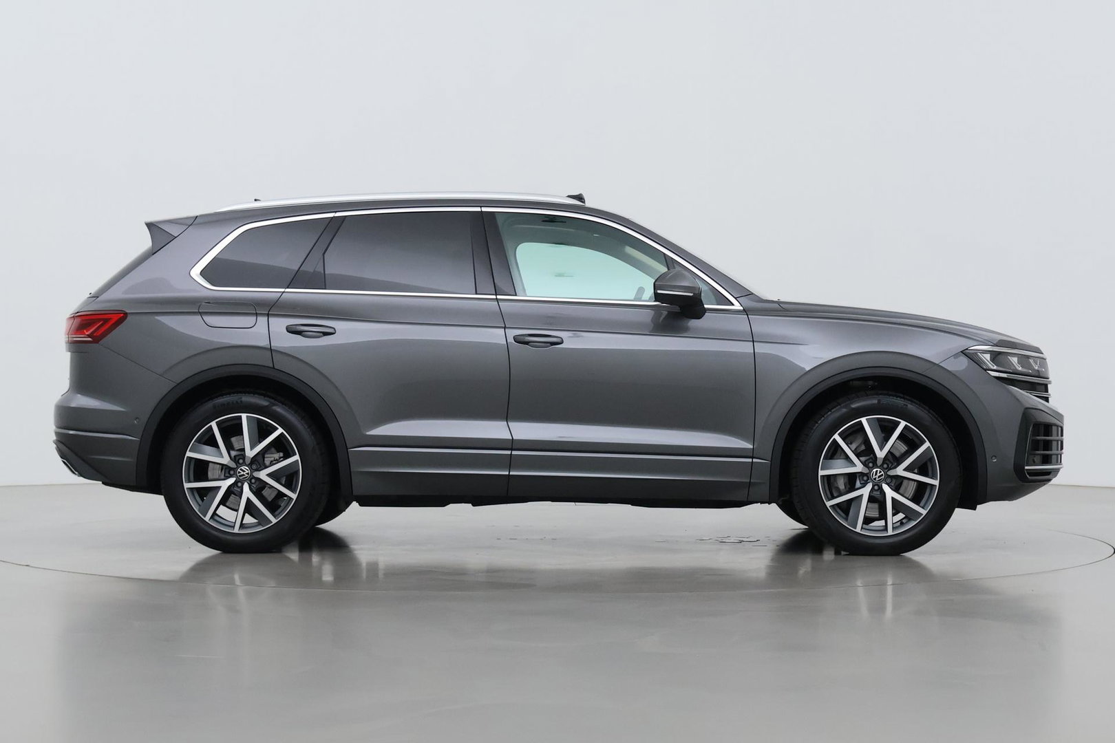 Volkswagen Touareg 3.0 TSi eHybrid 4MOTION Elegance | Luchtvering | Trekhaak | Panoramadak | Head-Up | 360 Camera | Ventilatie | Stoel+Stuurverwarming