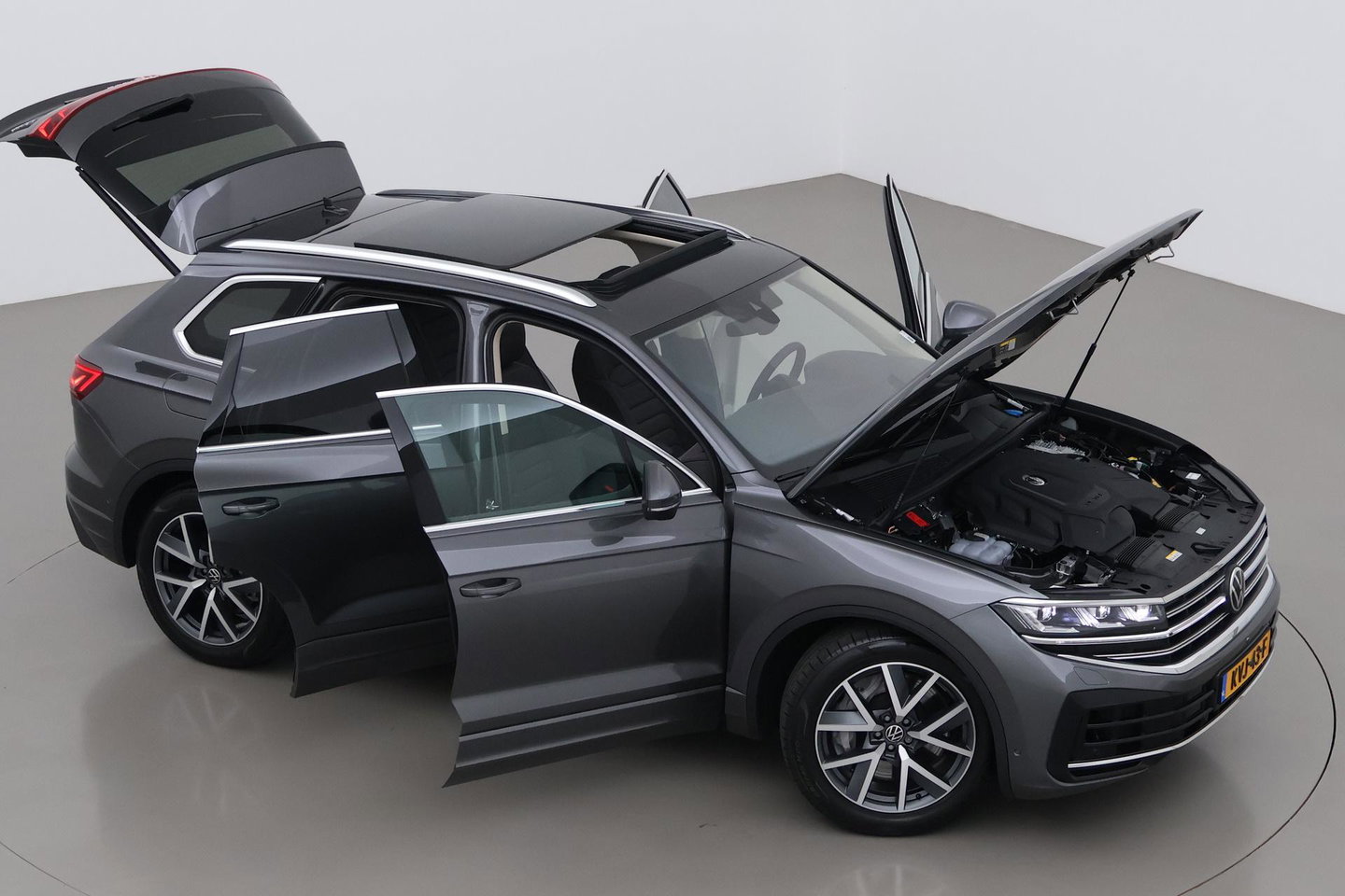 Volkswagen Touareg 3.0 TSi eHybrid 4MOTION Elegance | Luchtvering | Trekhaak | Panoramadak | Head-Up | 360 Camera | Ventilatie | Stoel+Stuurverwarming