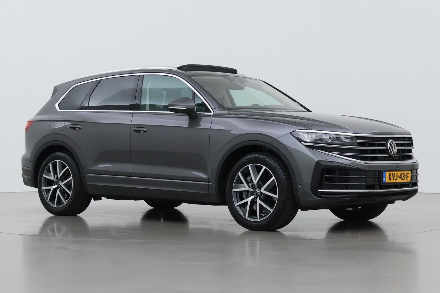 Volkswagen Touareg 3.0 TSi eHybrid 4MOTION Elegance | Luchtvering | Trekhaak | Panoramadak | Head-Up | 360 Camera | Ventilatie | Stoel+Stuurverwarming