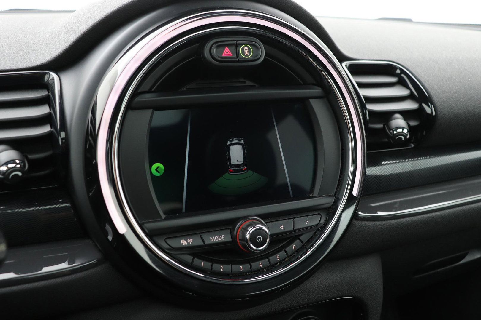 MINI Clubman 1.5 One D Chili Serious Business | Panoramadak | Automaat | Navigatie | Cruise Control | Airco | PDC | MINI Connected