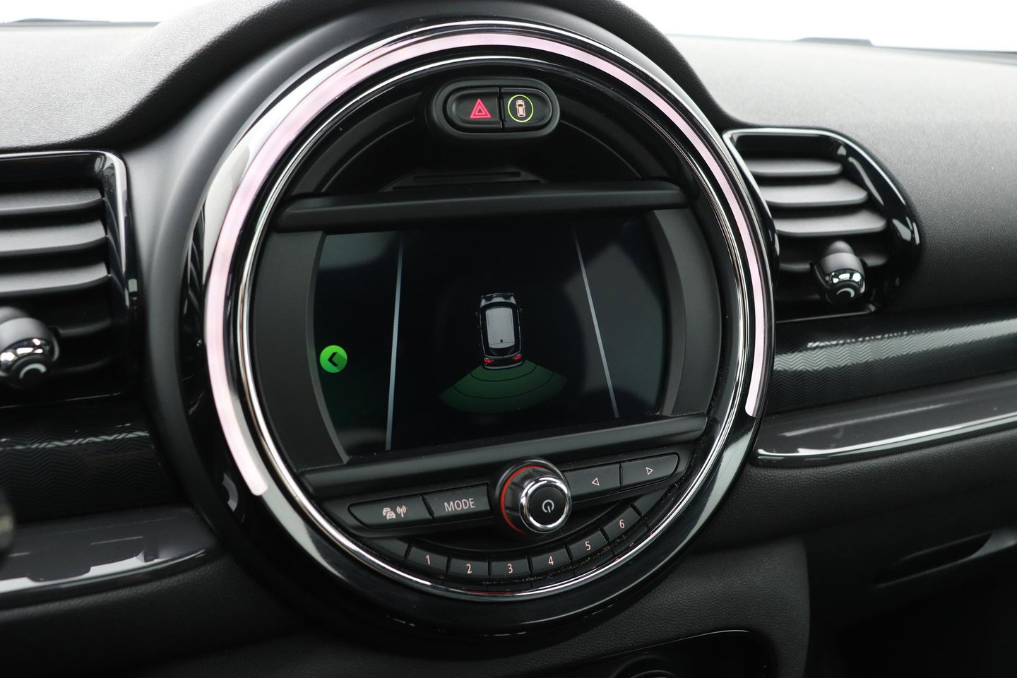 MINI Clubman 1.5 One D Chili Serious Business | Panoramadak | Automaat | Navigatie | Cruise Control | Airco | PDC | MINI Connected