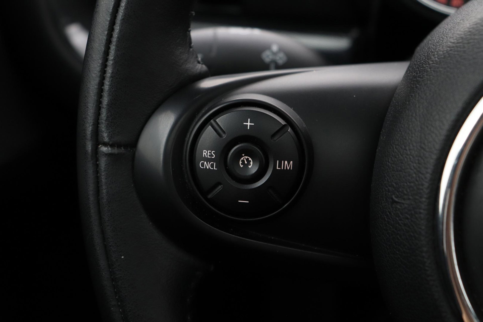 MINI Clubman 1.5 One D Chili Serious Business | Panoramadak | Automaat | Navigatie | Cruise Control | Airco | PDC | MINI Connected
