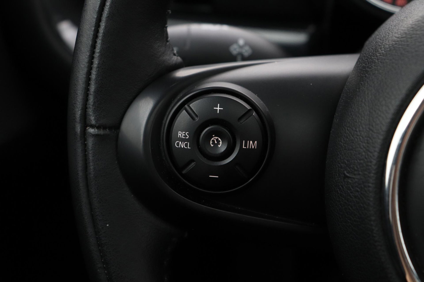 MINI Clubman 1.5 One D Chili Serious Business | Panoramadak | Automaat | Navigatie | Cruise Control | Airco | PDC | MINI Connected