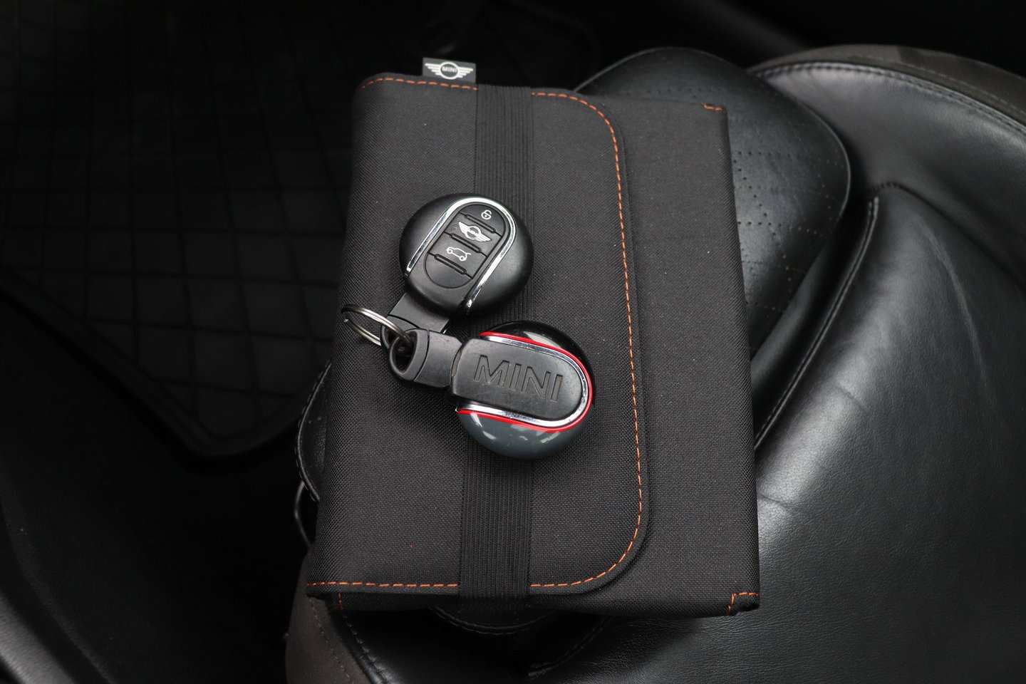 MINI Clubman 1.5 One D Chili Serious Business | Panoramadak | Automaat | Navigatie | Cruise Control | Airco | PDC | MINI Connected