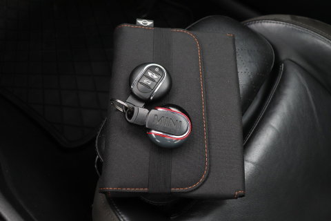 MINI Clubman 1.5 One D Chili Serious Business | Panoramadak | Automaat | Navigatie | Cruise Control | Airco | PDC | MINI Connected