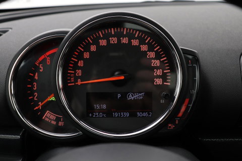 MINI Clubman 1.5 One D Chili Serious Business | Panoramadak | Automaat | Navigatie | Cruise Control | Airco | PDC | MINI Connected