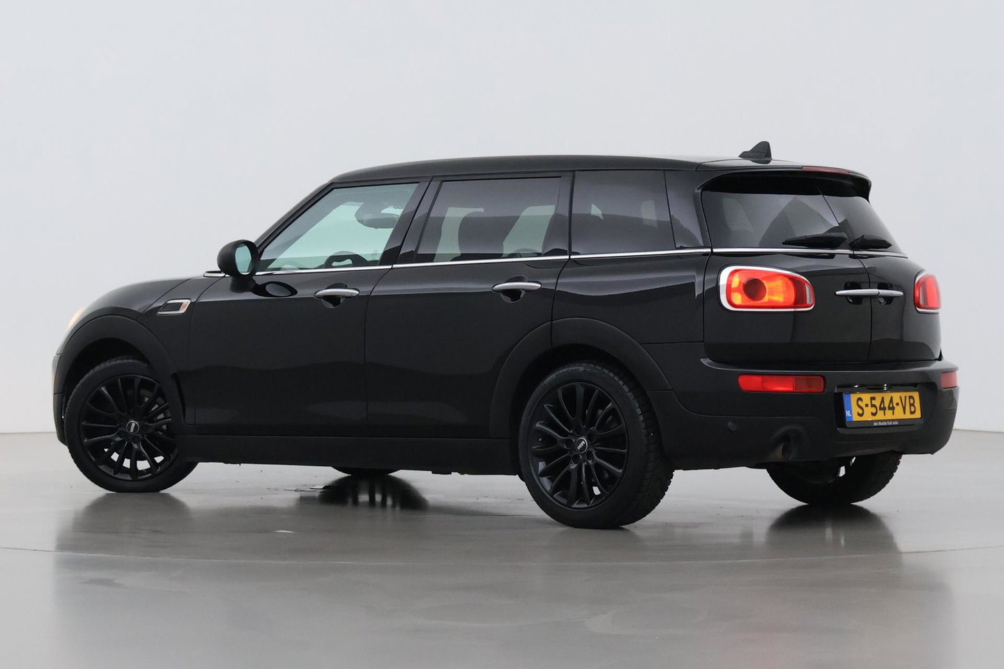 MINI Clubman 1.5 One D Chili Serious Business | Panoramadak | Automaat | Navigatie | Cruise Control | Airco | PDC | MINI Connected