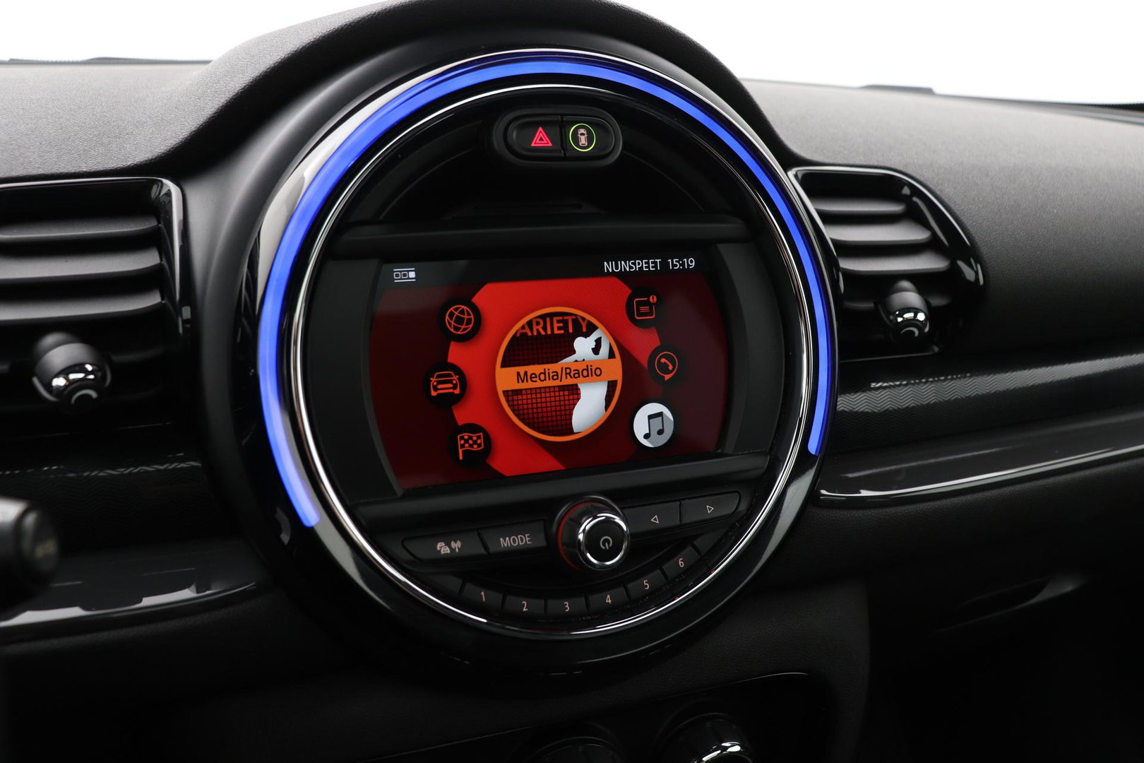 MINI Clubman 1.5 One D Chili Serious Business | Panoramadak | Automaat | Navigatie | Cruise Control | Airco | PDC | MINI Connected