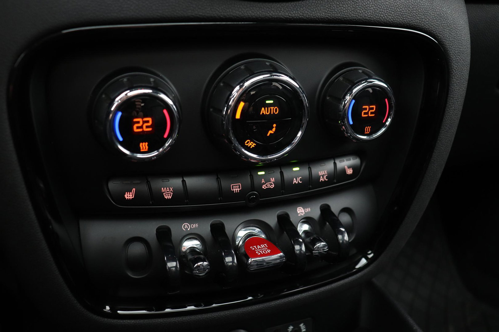 MINI Clubman 1.5 One D Chili Serious Business | Panoramadak | Automaat | Navigatie | Cruise Control | Airco | PDC | MINI Connected