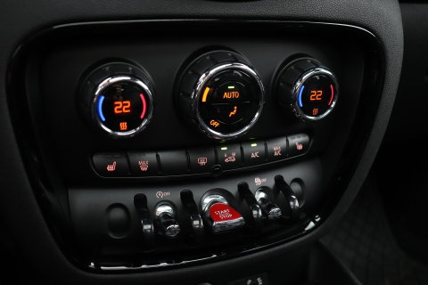 MINI Clubman 1.5 One D Chili Serious Business | Panoramadak | Automaat | Navigatie | Cruise Control | Airco | PDC | MINI Connected