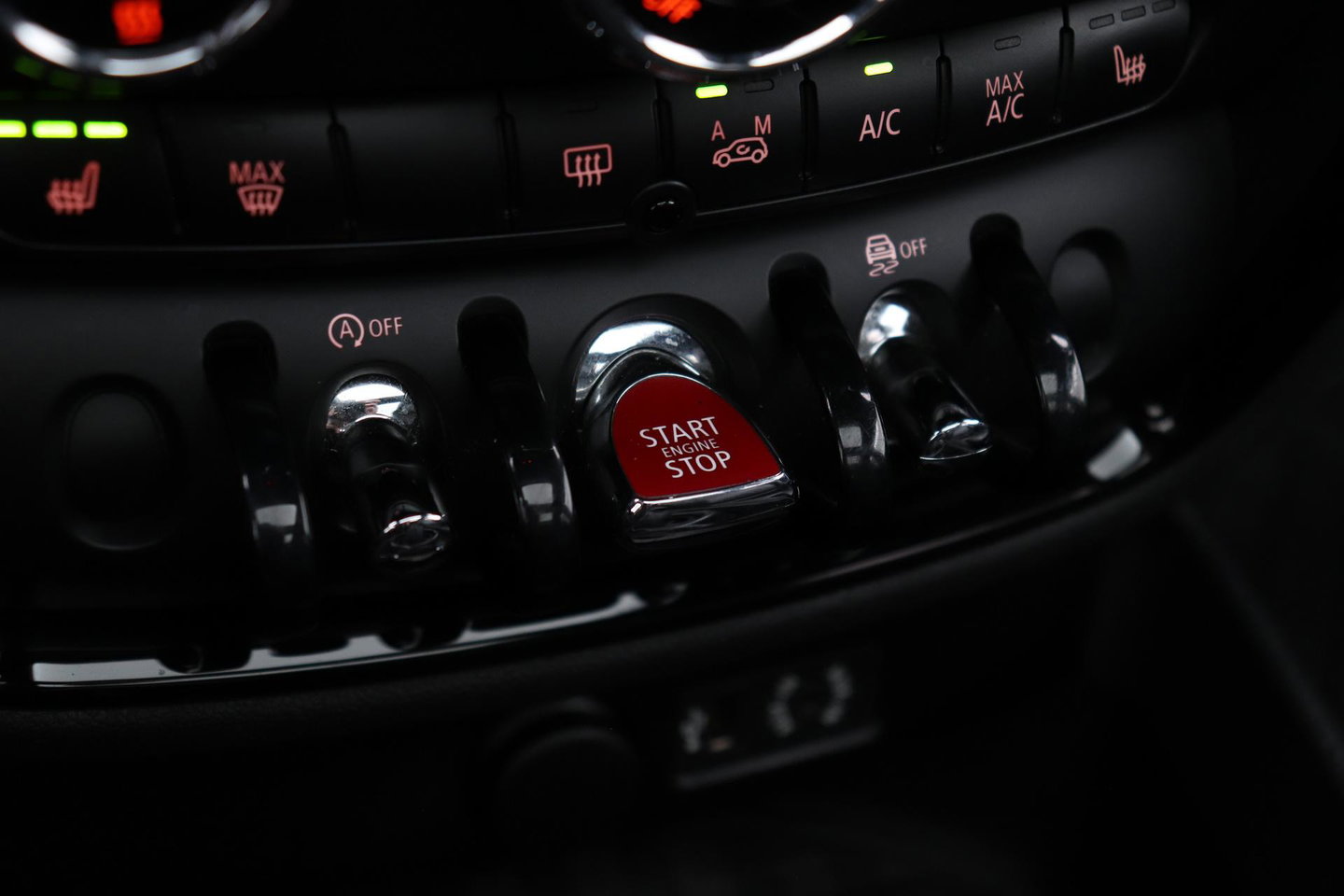 MINI Clubman 1.5 One D Chili Serious Business | Panoramadak | Automaat | Navigatie | Cruise Control | Airco | PDC | MINI Connected