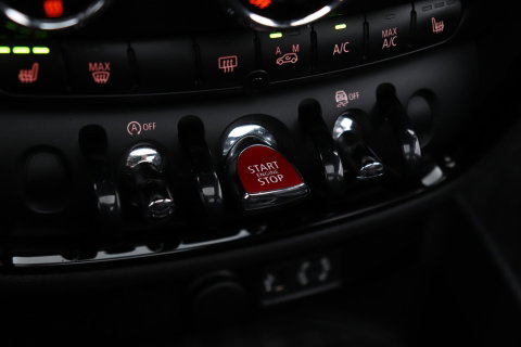 MINI Clubman 1.5 One D Chili Serious Business | Panoramadak | Automaat | Navigatie | Cruise Control | Airco | PDC | MINI Connected