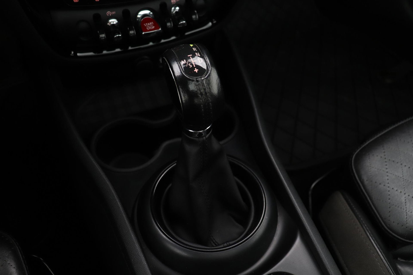 MINI Clubman 1.5 One D Chili Serious Business | Panoramadak | Automaat | Navigatie | Cruise Control | Airco | PDC | MINI Connected
