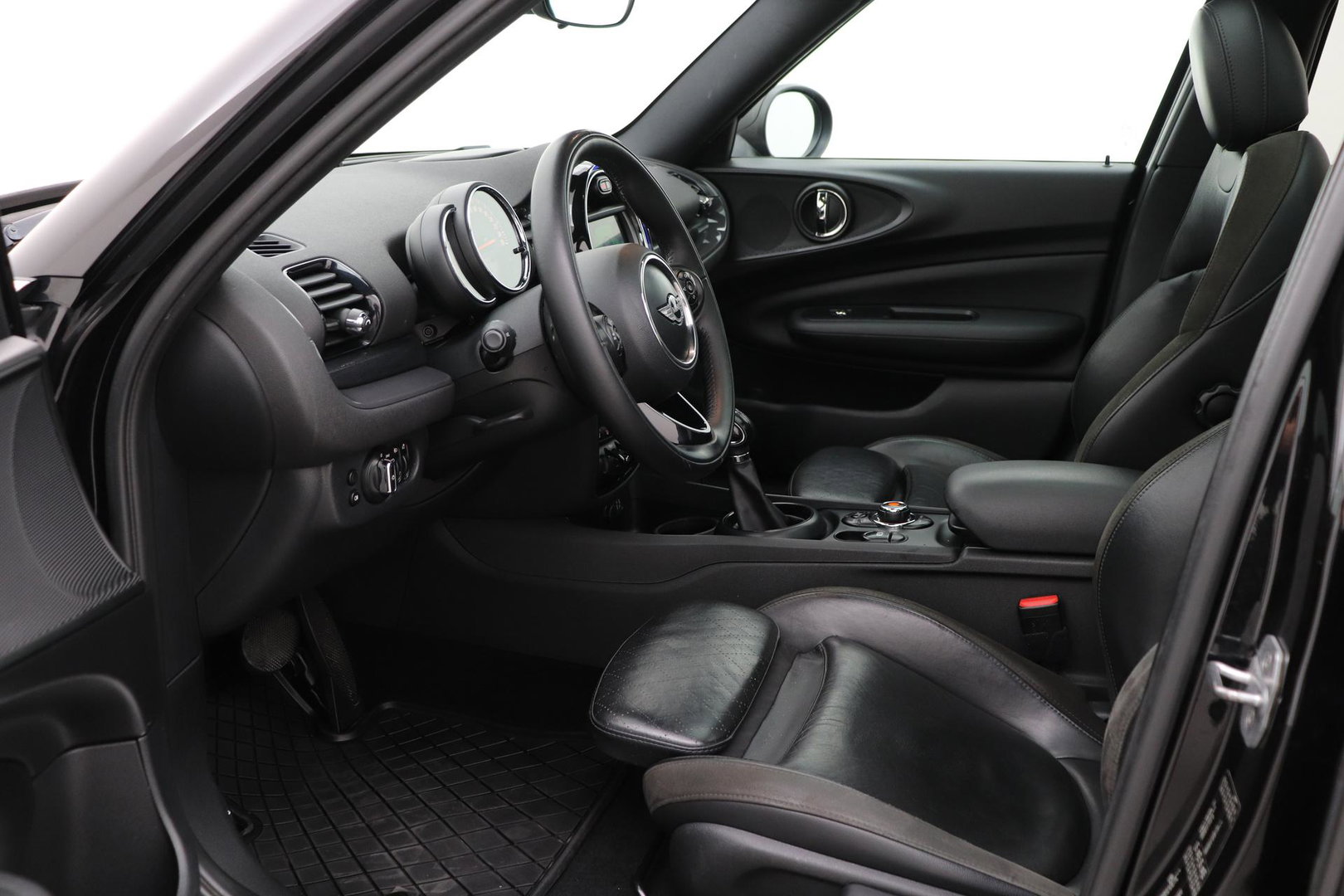 MINI Clubman 1.5 One D Chili Serious Business | Panoramadak | Automaat | Navigatie | Cruise Control | Airco | PDC | MINI Connected